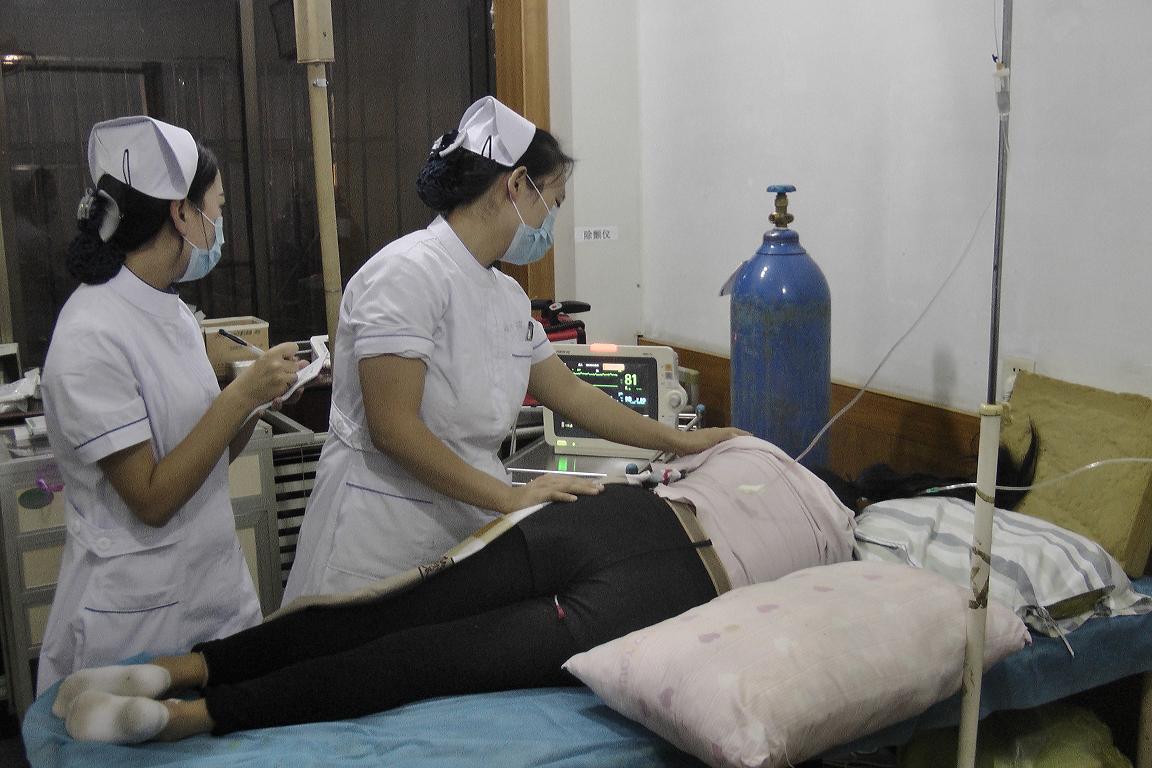 护士为其进行心电监测并记录1.JPG 护士为其进行心电监测并记录1.JPG